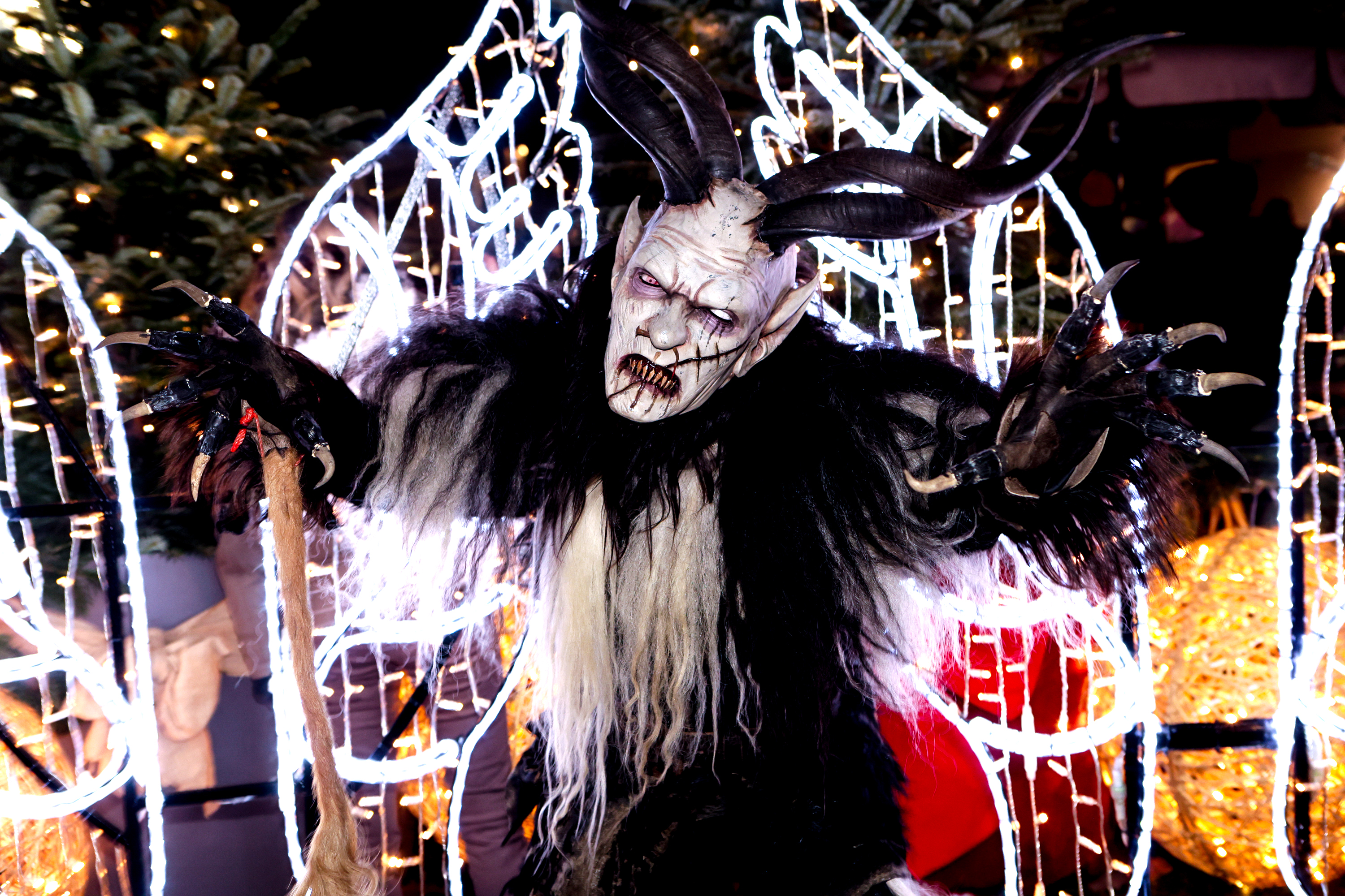 Perchtenlauf und Besuch vom Nikolaus in Bad Schallerbach